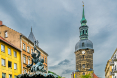 Bad Schandau: Brunnen auf dem Marktplatz mit der Kirche St. Johannis