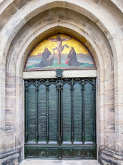 Die Thesentür der Schlosskirche. Es ist ein bronzener Nachbau. Die hölzerne Originaltür, an die Luther seine Thesen gegen den Ablasshandel geschlagen haben soll, ist im Siebenjährigen Krieg 1760 verbrannt.