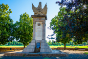 Dieses Denkmal vor dem Schloss erinnert an das Treffen  einer Einheit von Alexander Silwaschko von der Roten Armee mit der US-Aufklärungspatrouille von Bill Robertson am 25. April 1945.