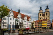 Der Marktplatz Wittenberg mit dem Rathaus und der Stadtkirche Wittenberg, Mutterkirche der Reformation