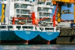 Containerfrachter im Hafen Hamburg