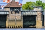 Rugenberger Schleuse im Hafen Hamburg