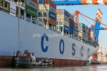 Containereschiff aus China im Hamburger Hafen