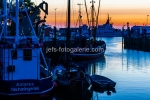 Der Fischereihafen Neuharlingersiel am frühen Morgen